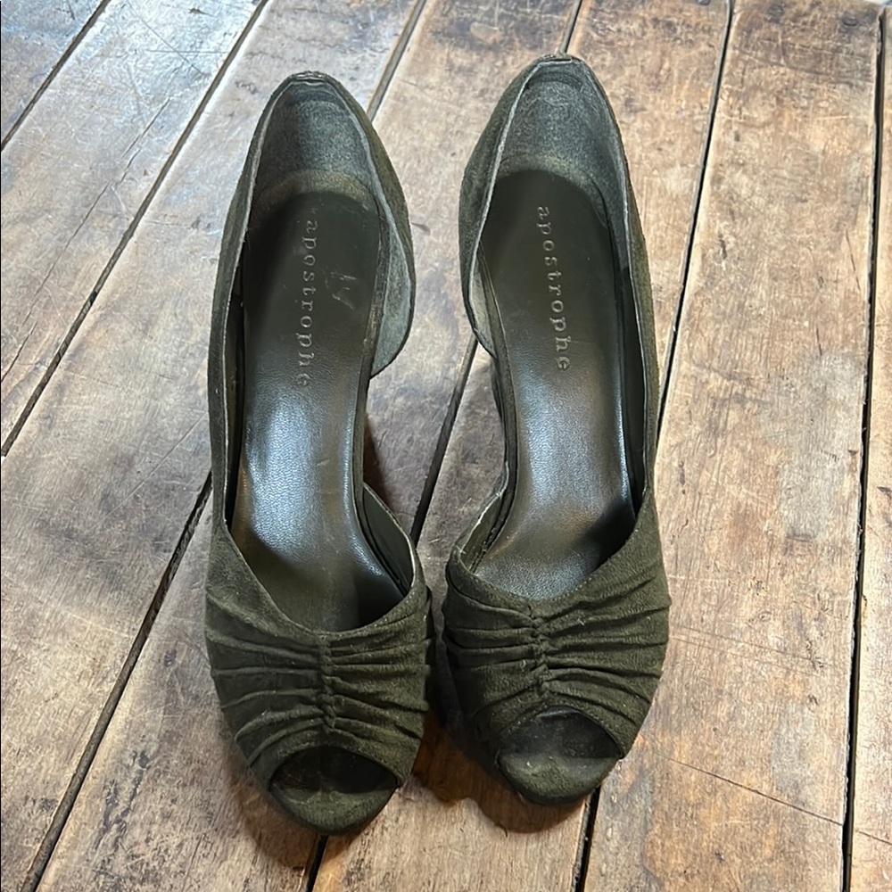 Women's Apostrophe Olive Peep Toe wedge suede size 9